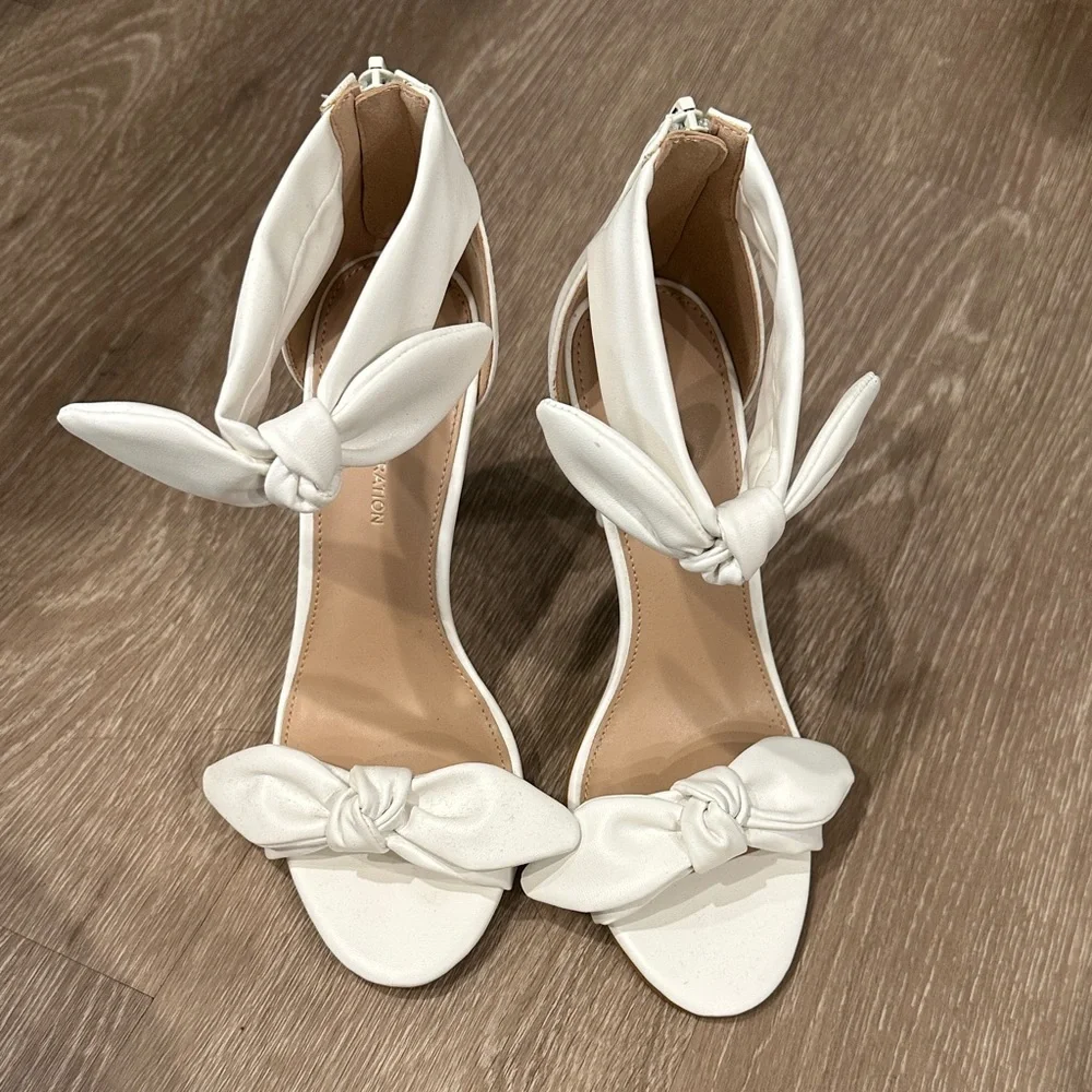 BCBGeneration White High Heels with Bow Detail